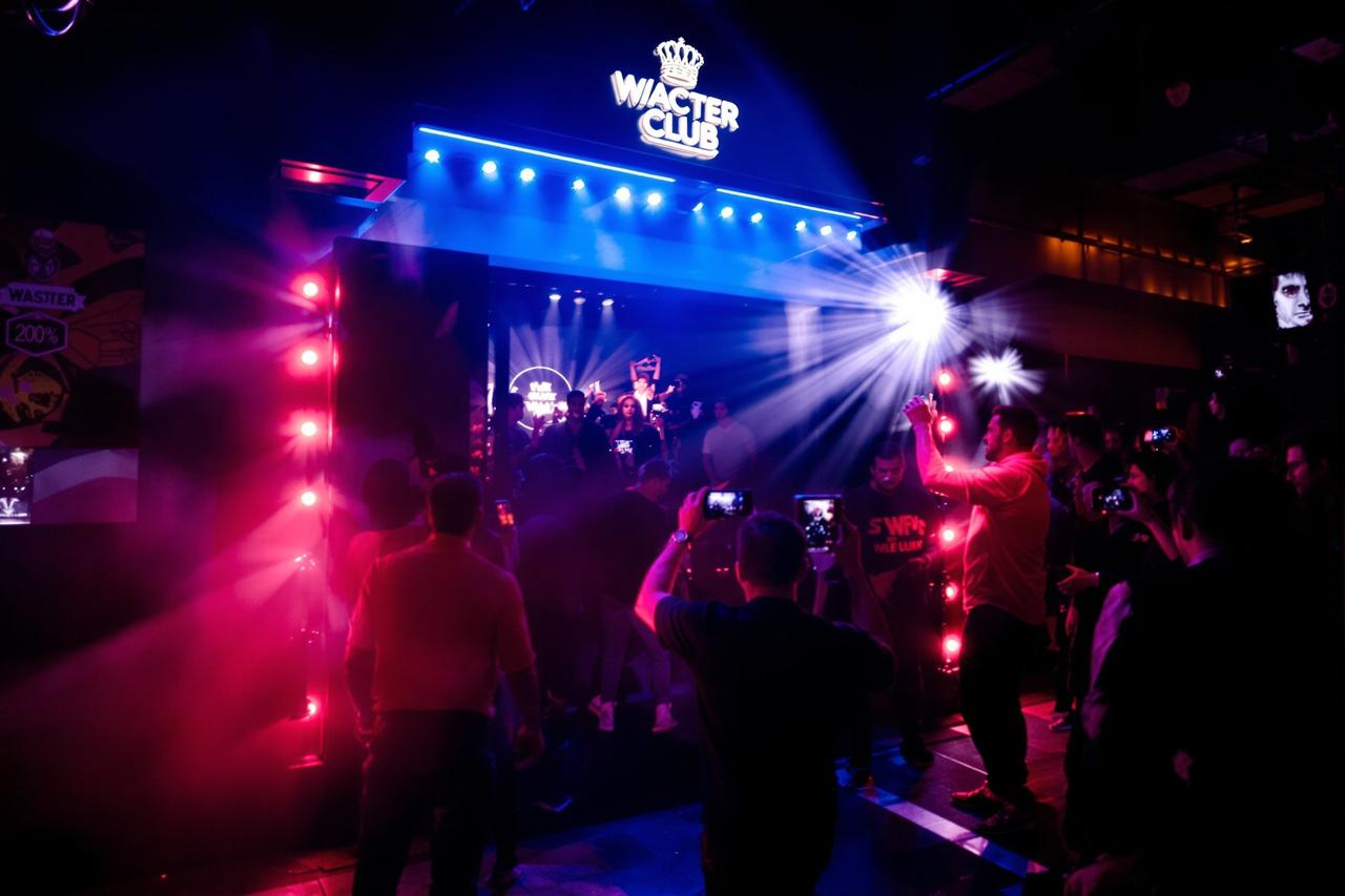 某顶流明星深夜被拍与神秘女子同乘豪车，经纪公司紧急回应